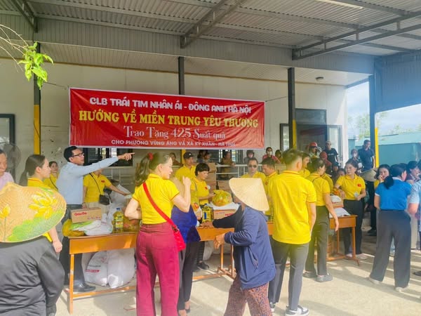PHƯỜNG VŨNG ÁNG: CLB TRÁI TIM NHÂN ÁI – ĐÔNG ANH (HÀ NỘI) TRAO HƠN 215 TRIỆU ĐỒNG HỖ TRỢ CÁC HỘ DÂN BỊ ẢNH HƯỞNG DO BÃO SỐ 10