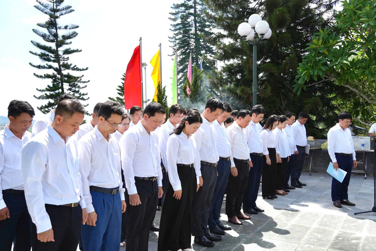 CÁC ĐỒNG CHÍ LÃNH ĐẠO PHƯỜNG VŨNG ÁNG DÂNG HƯƠNG TẠI KHU DI TÍCH QUỐC GIA ĐẶC BIỆT NGÃ BA ĐỒNG LỘC VÀ NGHĨA TRANG LIỆT SỸ QUỐC GIA NẦM