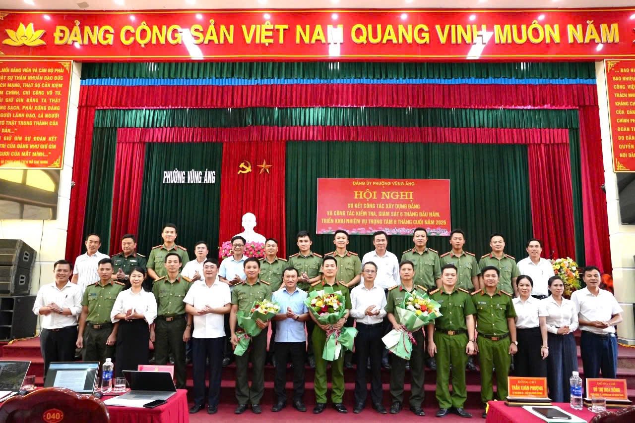 THƯỜNG TRỰC ĐẢNG ỦY – HĐND – UBND – UBMTTQ PHƯỜNG VŨNG ÁNG TẶNG HOA CHÚC MỪNG CÔNG AN PHƯỜNG HƯỚNG TỚI KỶ NIỆM 80 NĂM NGÀY TRUYỀN THỐNG LỰC LƯỢNG AN NINH NHÂN DÂN (12/7/1946 - 12/7/2026) 