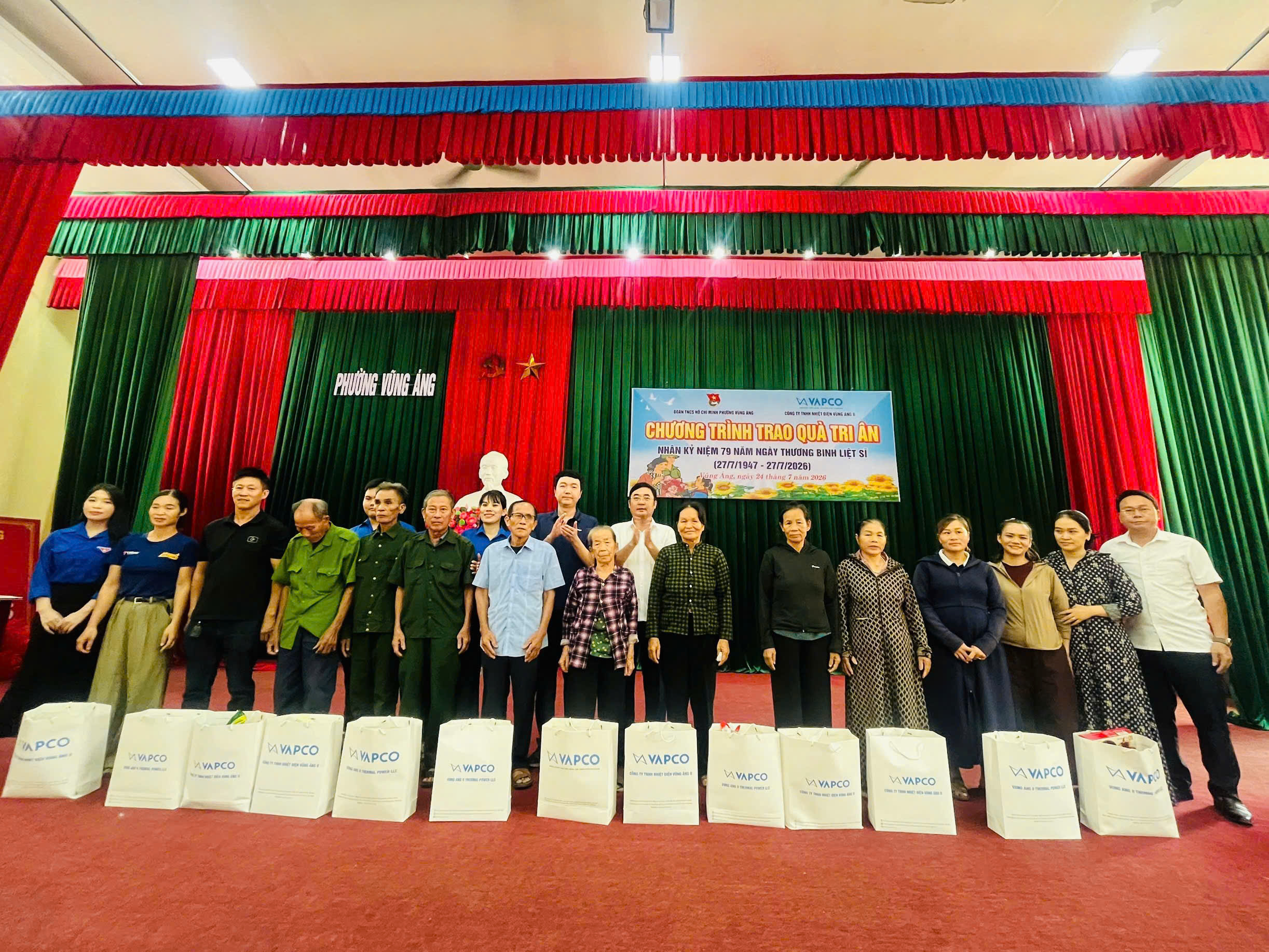 CÔNG TY TNHH NHIỆT ĐIỆN VŨNG ÁNG II TRAO TẶNG 30 SUẤT QUÀ CHO CÁC GIA ĐÌNH CHÍNH SÁCH.