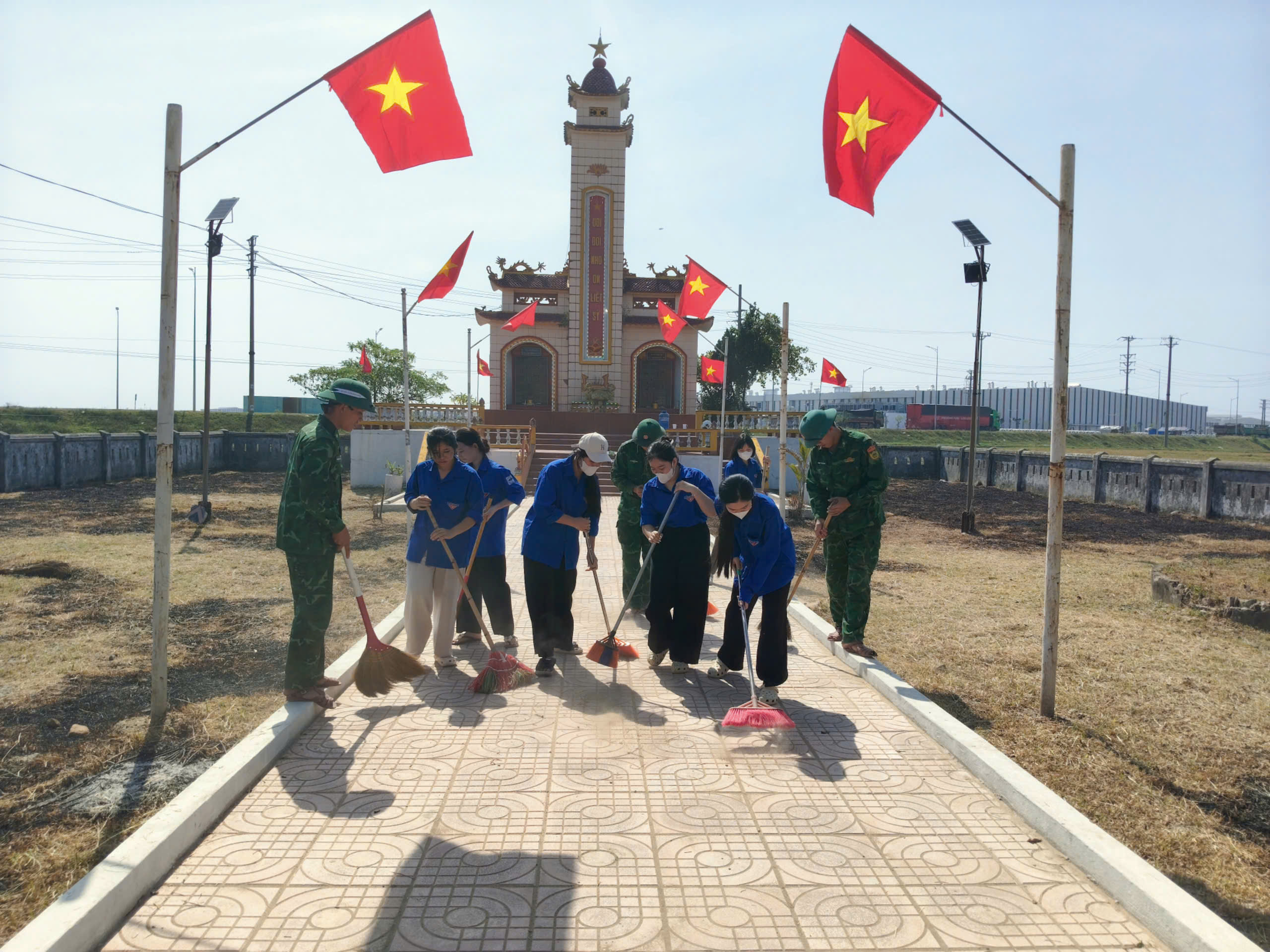ĐOÀN THANH NIÊN PHƯỜNG VŨNG ÁNG CHỈNH TRANG CÁC ĐÀI TƯỞNG NIỆM LIỆT SỸ TRÊN ĐỊA BÀN PHƯỜNG