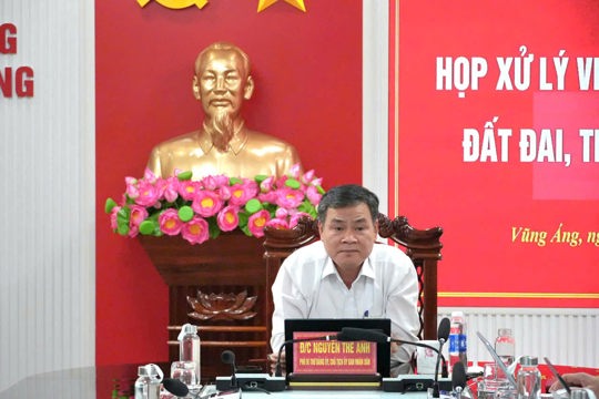 Đồng chí Nguyễn Thế Anh – Chủ tịch UBND phường chủ trì cuộc họp xử lý vi phạm quy hoạch, đất đai, trật tự xây dựng.