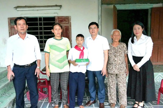 Đồng chí Nguyễn Văn Giáp – UVBTV, Phó Chủ tịch Thường trực UBND phường Vũng Áng trao quà cho các cháu khuyết tật trên địa bàn phường.