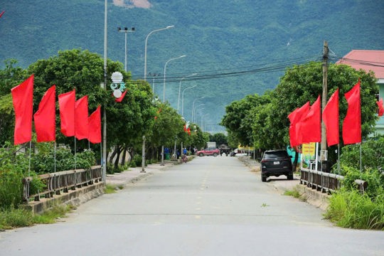 Phường Vũng Áng đẩy mạnh công tác tuyên truyền trực quan chào mừng Cách mạng tháng 8 và Quốc khánh 2/9. 