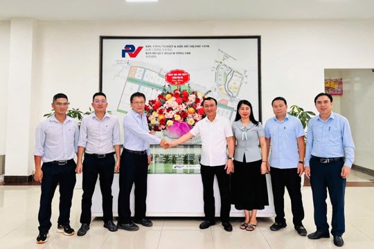 Thường trực Đảng ủy phường Vũng Áng thăm, tặng hoa chúc mừng các doanh nghiệp trên địa bàn