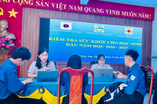Trạm Y tế phường Vũng Áng phối hợp với Trường THPT Lê Quảng Chí tổ chức kiểm tra sức khỏe cho học sinh. 