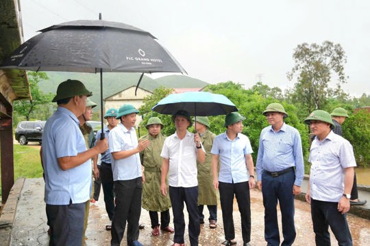 Đồng chí Phan Thiên Định - Chủ tịch UBND tỉnh kiểm tra công tác phòng, chống ngập lụt – giảm nhẹ thiên tai tại phường Vũng Áng. 