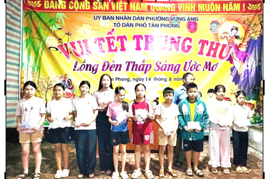 Các tổ dân phố trên địa bàn phường Vũng Áng tổ chức vui tết trung thu cho các cháu thiếu niên, nhi đồng.