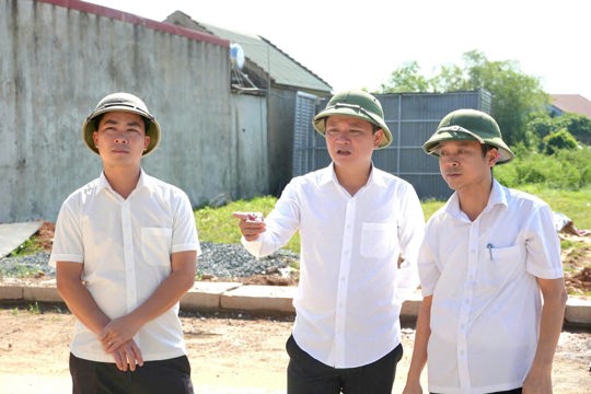 Đồng chí Hồ Sỹ Hùng – UVBTV, Phó Chủ tịch UBND phường Vũng Áng kiểm tra công tác quản lý trật tự xây dựng trên địa bàn phường