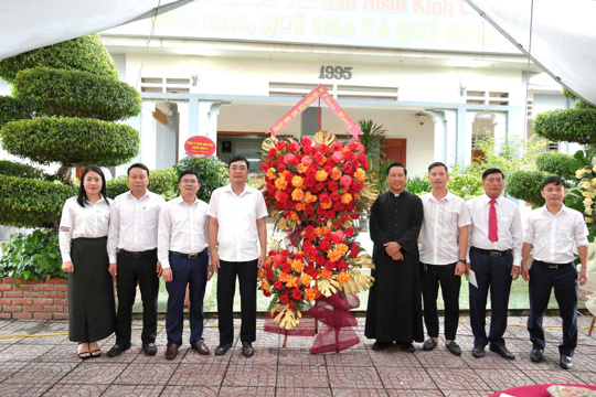 Các đồng chí lãnh đạo phường Vũng Áng chúc mừng Giáo xứ Dũ Yên nhân dịp mừng Thánh lễ tạ ơn 