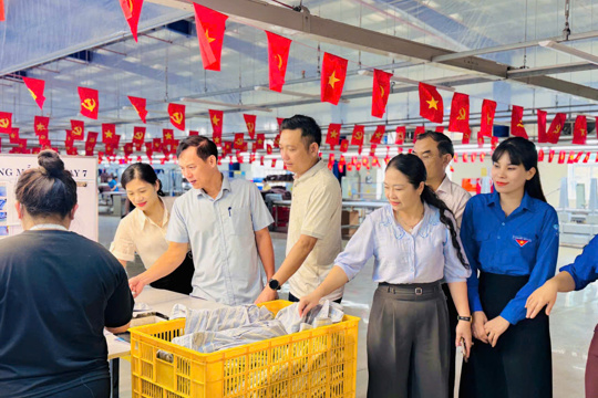 Đoàn giám sát của Ban Thường trực Ủy ban MTTQ tỉnh Hà Tĩnh giám sát việc thực hiện công tác xây dựng Đảng, đoàn thể trong các doanh nghiệp ở phường Vũng Áng.