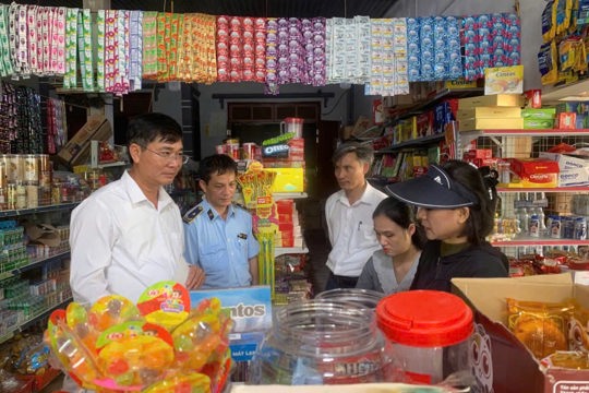 Đoàn kiểm tra liên ngành về an toàn thực phẩm và kiểm soát hàng hóa dịp Tết Trung thu năm 2026 phường Vũng kiểm tra tại các cơ sở sản xuất, kinh doanh trên địa bàn phường.