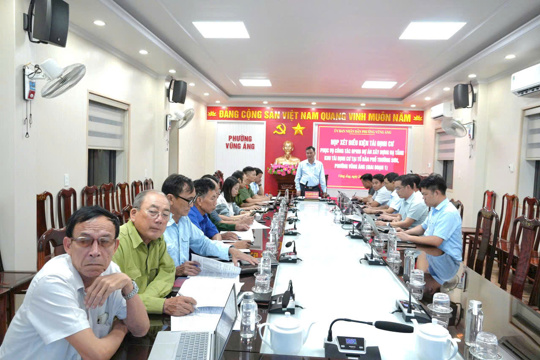 UBND phường Vũng Áng họp xét điều kiện cấp đất tái định cư.