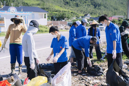 Hội Yêu Rác Hà Tĩnh tổ chức thu gom rác thải, vệ sinh môi trường tại TDP Tây Yên, phường Vũng Áng.