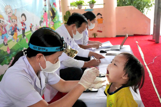 UBND phường Vũng Áng kiểm tra sức khỏe cho học sinh năm học 2026 - 2027 tại các cơ sở giáo dục trên địa bàn.
