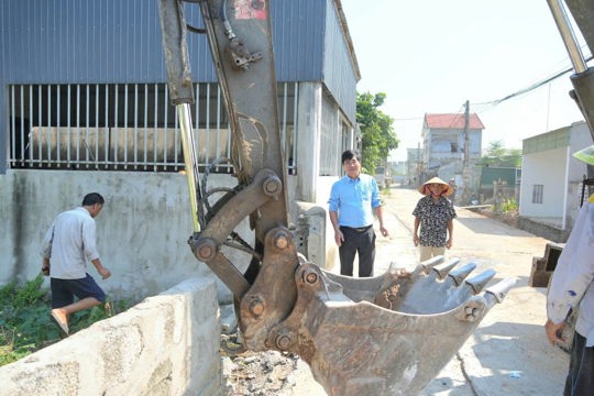 Bà con Nhân dân ở Tổ liên gia số 5, TDP Kỳ Long, phường Vũng Áng hiến đất mở đường. 