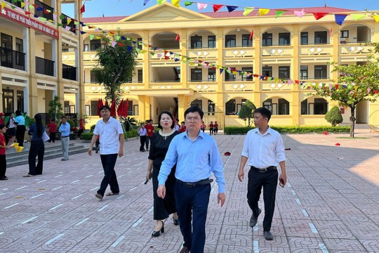 Đồng chí Nguyễn Văn Giáp – UVBTV, Phó Chủ tịch Thường trực UBND phường kiểm tra công tác chuẩn bị khai giảng tại một số trường học trên địa bàn.