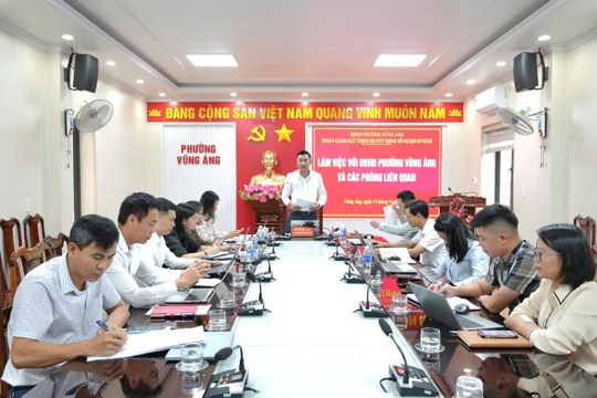Đoàn giám sát HĐND phường làm việc với UBND phường và các phòng, ban liên quan về thực hiện Chương trình mục tiêu Quốc gia giảm nghèo bền vững trên địa bàn phường.  