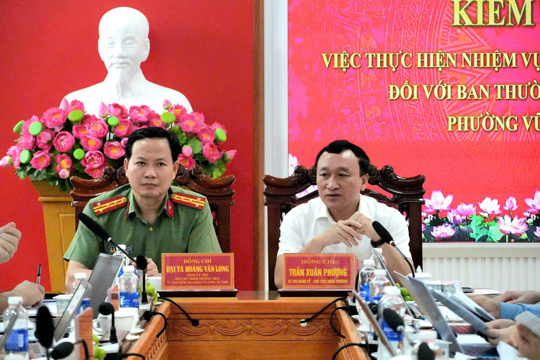 Đoàn kiểm tra của Ban Thường vụ Tỉnh ủy Hà Tĩnh làm việc với Ban Thường vụ Đảng ủy phường Vũng Áng. 