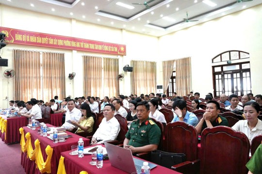 Ban Thường vụ Đảng ủy phường Vũng Áng kết nối đường truyền Hội nghị trực tuyến toàn tỉnh học tập, quán triệt nghị quyết.