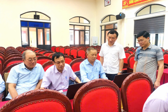 UBND phường Vũng Áng bàn giao máy tính và hướng dẫn sử dụng cho cán bộ các tổ dân phố trên địa bàn. 