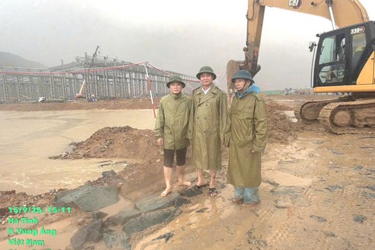 Đồng chí Chủ tịch UBND phường Vũng Áng kiểm tra, chỉ đạo công tác phòng, chống ngập lụt. 