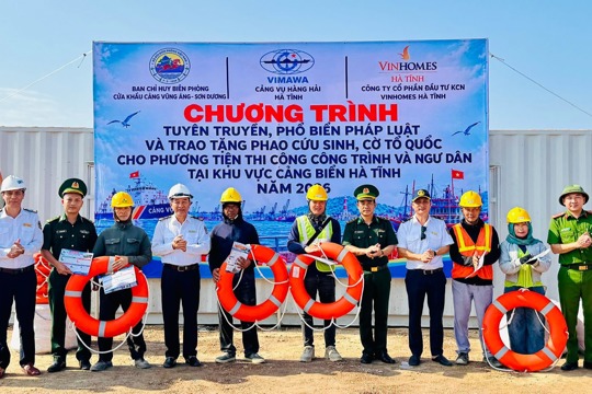 Cảng vụ Hàng hải Hà Tĩnh và Ban Chỉ huy Biên phòng Cửa khẩu cảng Vũng Áng - Sơn Dương trao tặng phao cứu sinh, cờ Tổ quốc cho ngư dân.