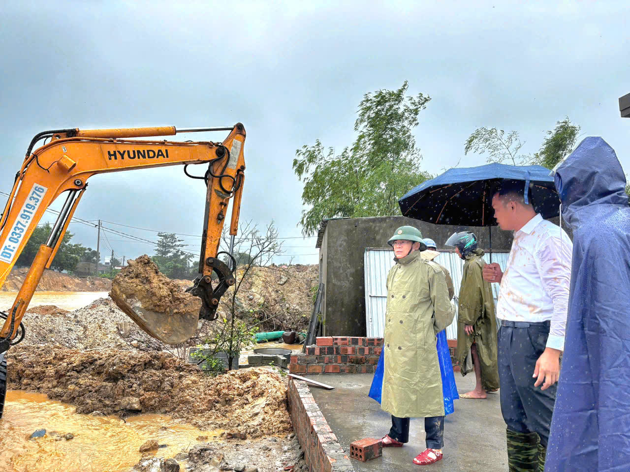 Đồng chí Nguyễn Văn Giáp – UVBTV, Phó Chủ tịch Thường trực UBND phường Vũng Áng đi kiểm tra tình hình mưa lũ trên địa bàn phường.