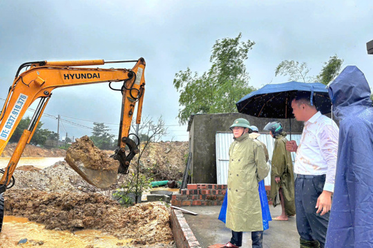 Đồng chí Nguyễn Văn Giáp – UVBTV, Phó Chủ tịch Thường trực UBND phường Vũng Áng đi kiểm tra tình hình mưa lũ trên địa bàn phường.