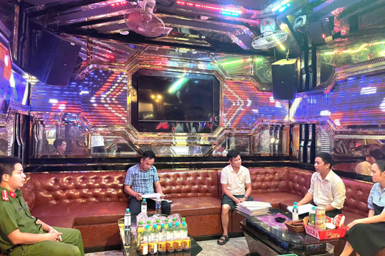 Đoàn Kiểm tra liên ngành phường Vũng Áng tổ chức kiểm tra các cơ sở kinh doanh dịch vụ Karaoke trên địa bàn phường.