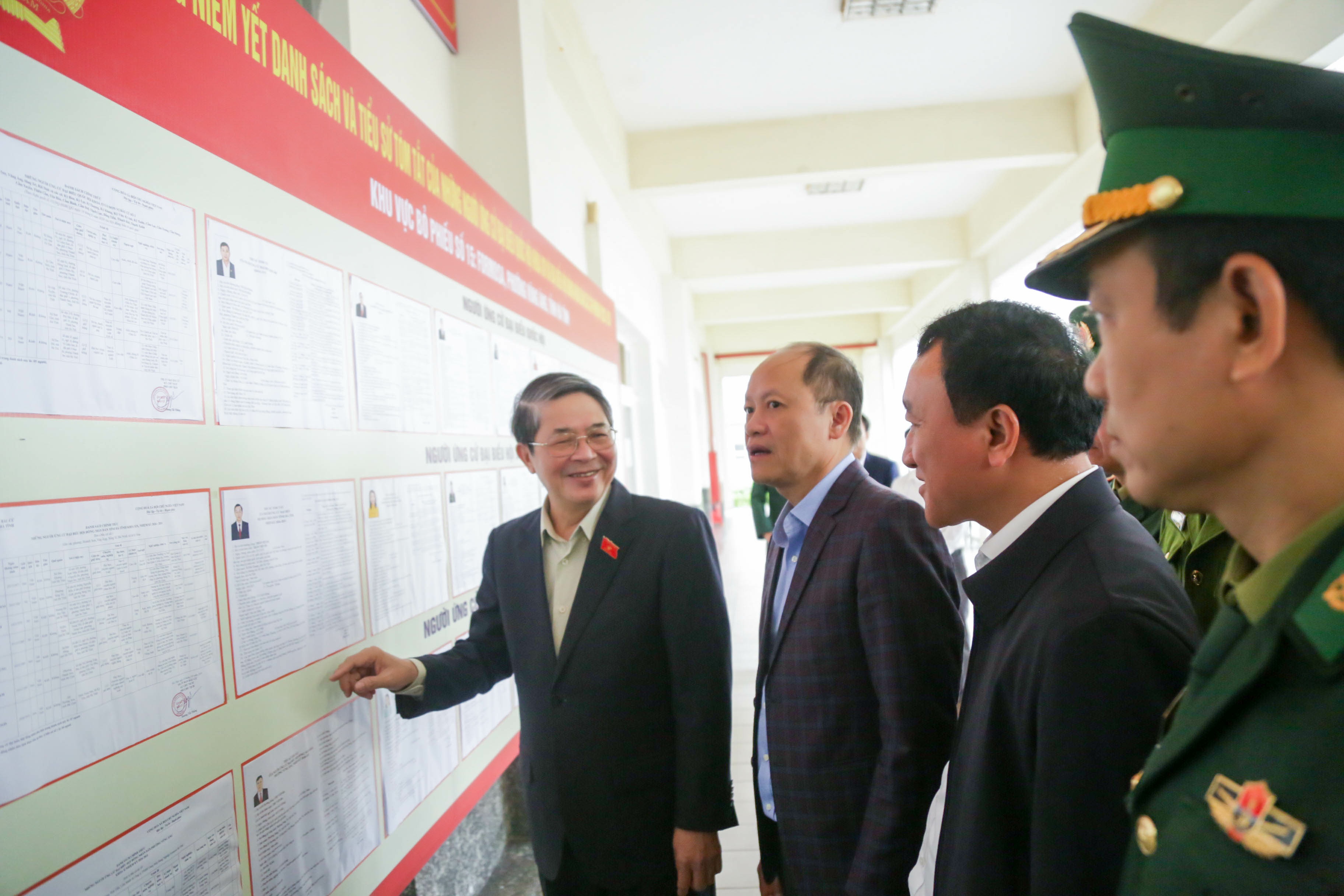 Phó Chủ tịch Quốc hội Nguyễn Đức Hải giám sát, kiểm tra công tác bầu cử tại phường Vũng Áng, Hà Tĩnh