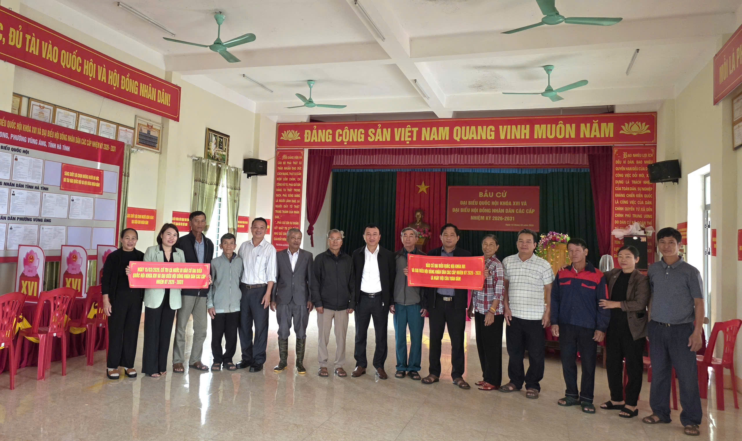 CÁC ĐỒNG CHÍ THƯỜNG TRỰC ĐẢNG ỦY PHƯỜNG KIỂM TRA CÔNG TÁC CHUẨN BỊ BẦU CỬ 