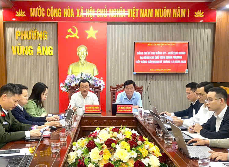 ĐỒNG CHÍ BÍ THƯ ĐẢNG ỦY, CHỦ TỊCH HĐND PHƯỜNG VÀ ĐỒNG CHÍ CHỦ TỊCH UBND PHƯỜNG VŨNG ÁNG TIẾP CÔNG DÂN ĐỊNH KỲ THÁNG 12 NĂM 2025 