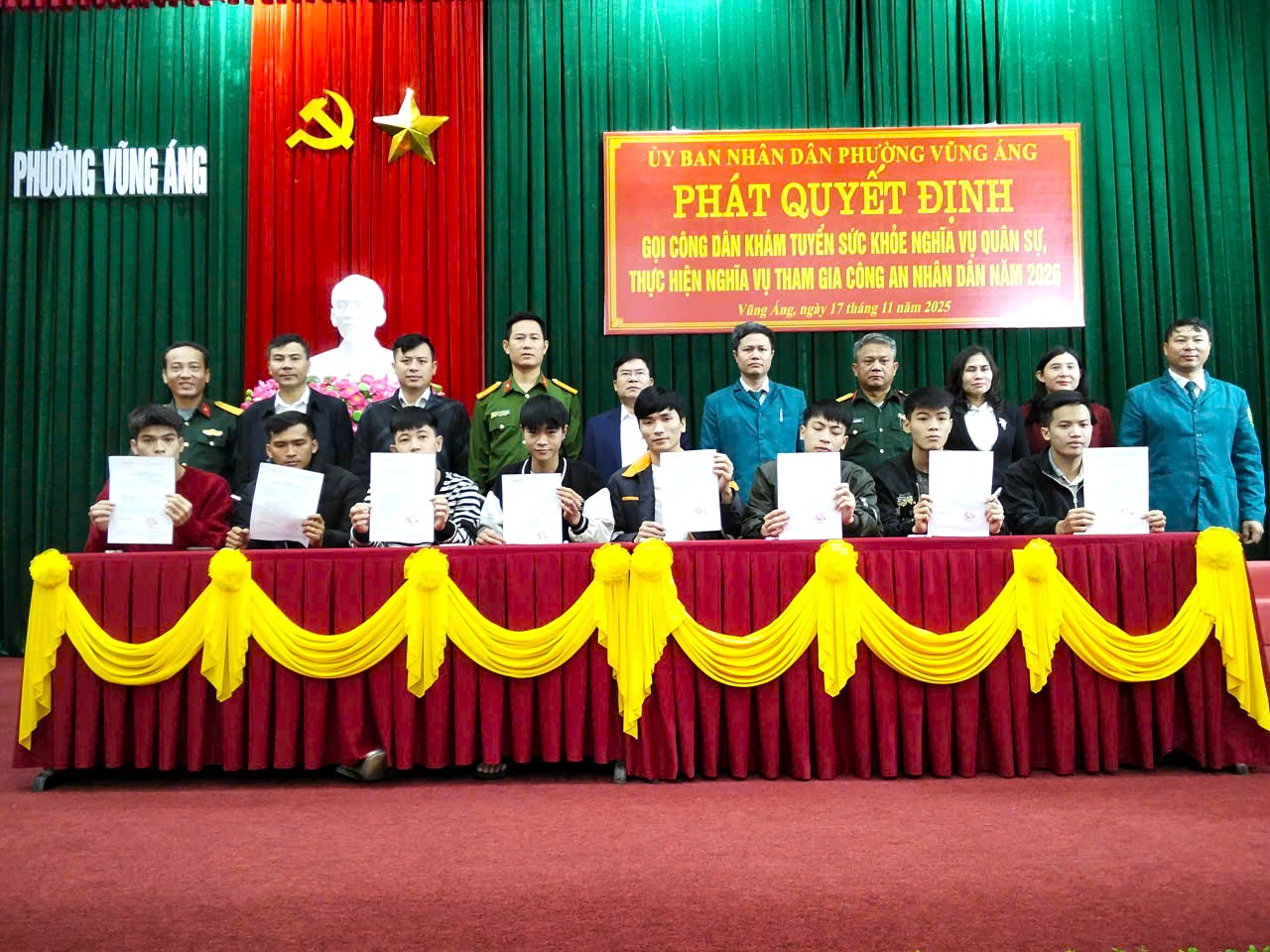 PHƯỜNG VŨNG ÁNG TRAO QUYẾT ĐỊNH GỌI CÔNG DÂN KHÁM SỨC KHỎE NGHĨA VỤ QUÂN SỰ NĂM 2026