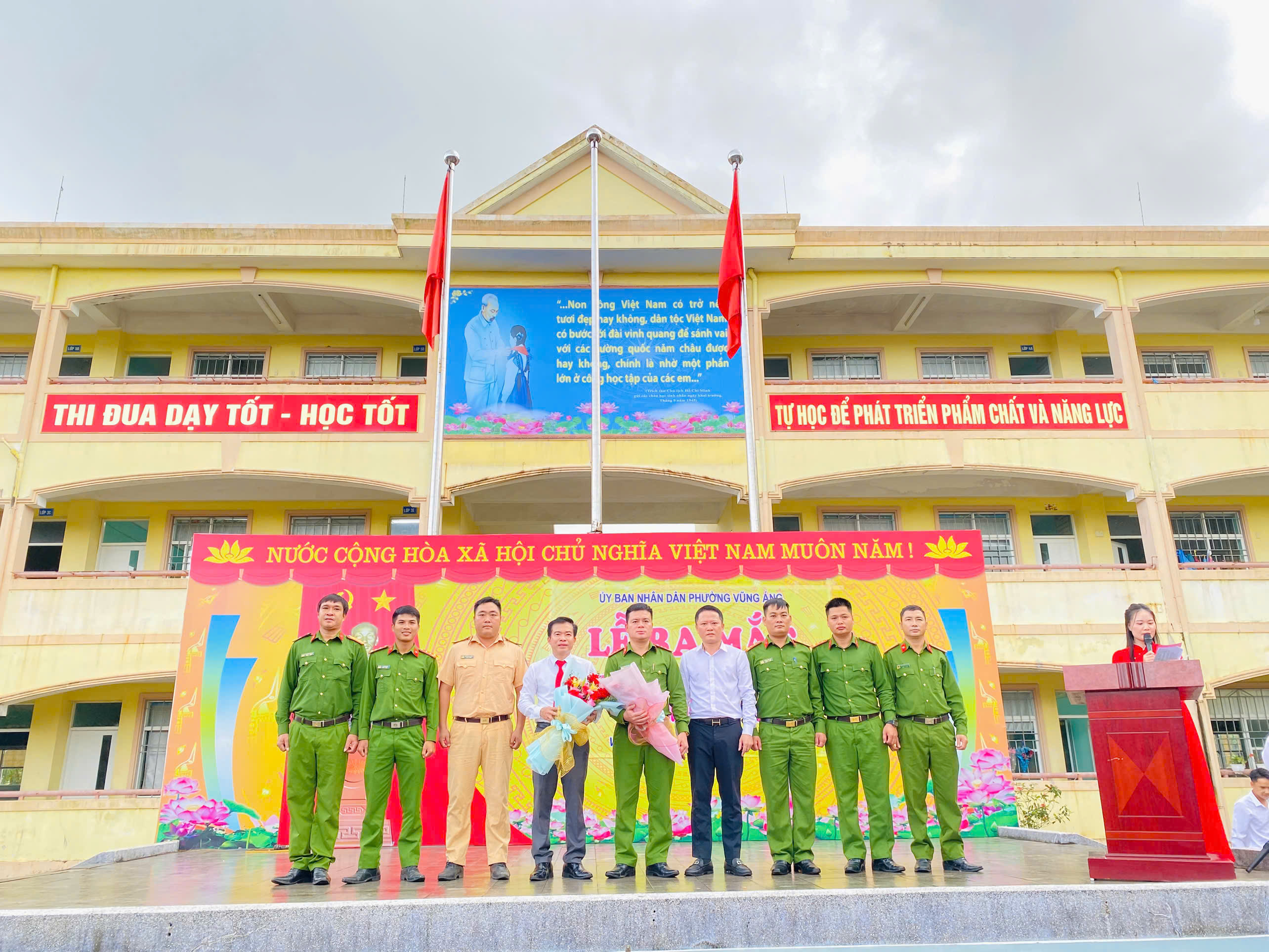 RA MẮT MÔ HÌNH “CỔNG TRƯỜNG AN TOÀN GIAO THÔNG” TẠI TRƯỜNG TIỂU HỌC KỲ LONG