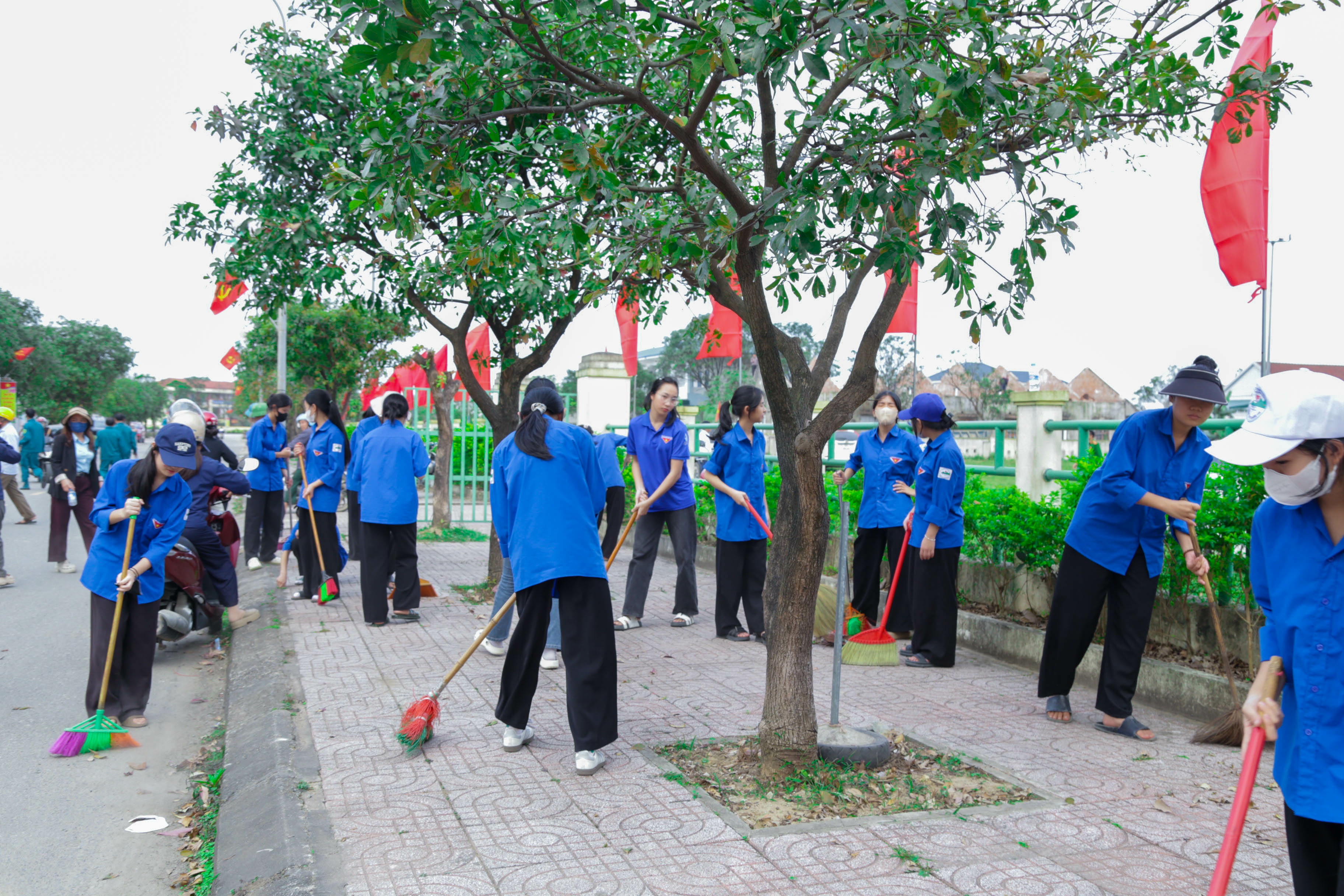  RA QUÂN TỔNG DỌN VỆ SINH MÔI TRƯỜNG - CHÀO MỪNG ĐẠI HỘI LẦN THỨ XIV CỦA ĐẢNG ĐÓN XUÂN BÍNH NGỌ 2026, BẦU CỬ ĐẠI BIỂU QUỐC HỘI KHÓA VÀ ĐẠI BIỂU HĐND CÁC CẤP, CHÀO MỪNG CÁC NGÀY LỄ LỚN CỦA ĐẤT NƯỚC  